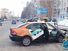 В Самаре легковушка врезалась в пешеходное ограждение на ул. Ново-Садовой