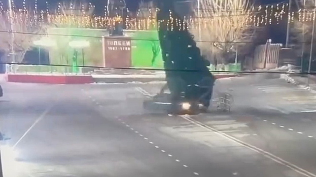 Водитель в Казахстане сбил машиной главную елку в городе Сарыагаш