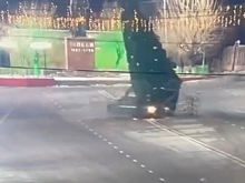 Водитель в Казахстане сбил машиной главную елку в городе Сарыагаш