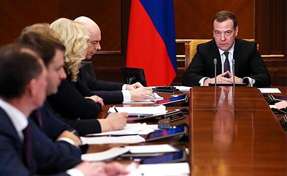 Заезженная пластинка: Дмитрий Медведев вновь исполнил "старые песни о главном"