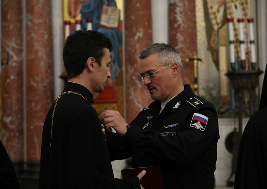 Представители Главного командования ВМФ приняли участие в торжественном награждении священнослужителей орденами Мужества