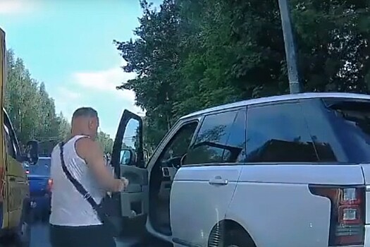 Питерский обочечник обстрелял на трассе разгневавшего его водителя