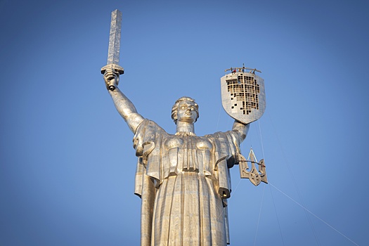 Герб СССР на памятнике "Родина-мать" в Киеве заменен на трезубец