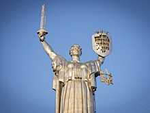 Герб СССР на памятнике "Родина-мать" в Киеве заменен на трезубец