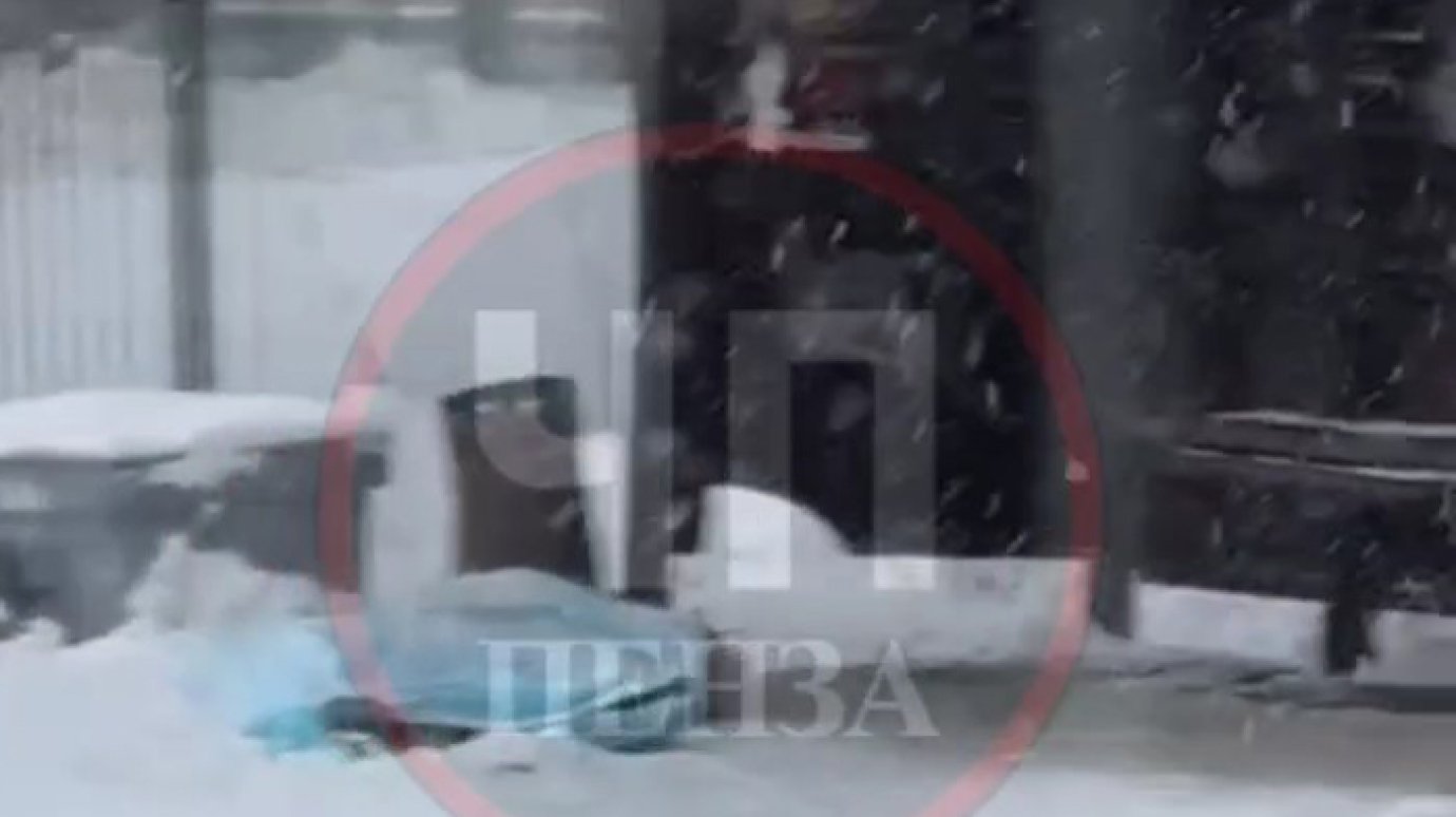 На остановке «Автодорожный колледж» нашли тело мужчины