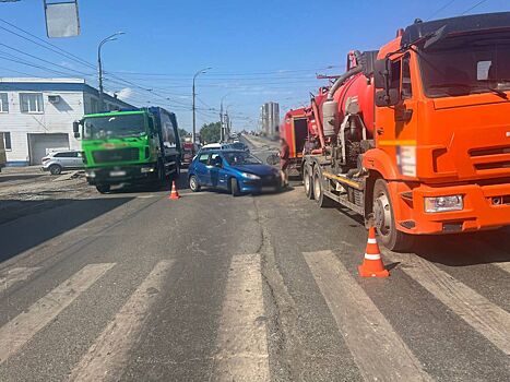 На улице Карла Маркса в Ижевске автоледи въехала в КАМАЗ