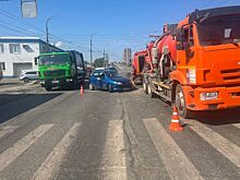 На улице Карла Маркса в Ижевске автоледи въехала в КАМАЗ