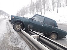 «Жигули» повисли на отбойнике в Приокском районе