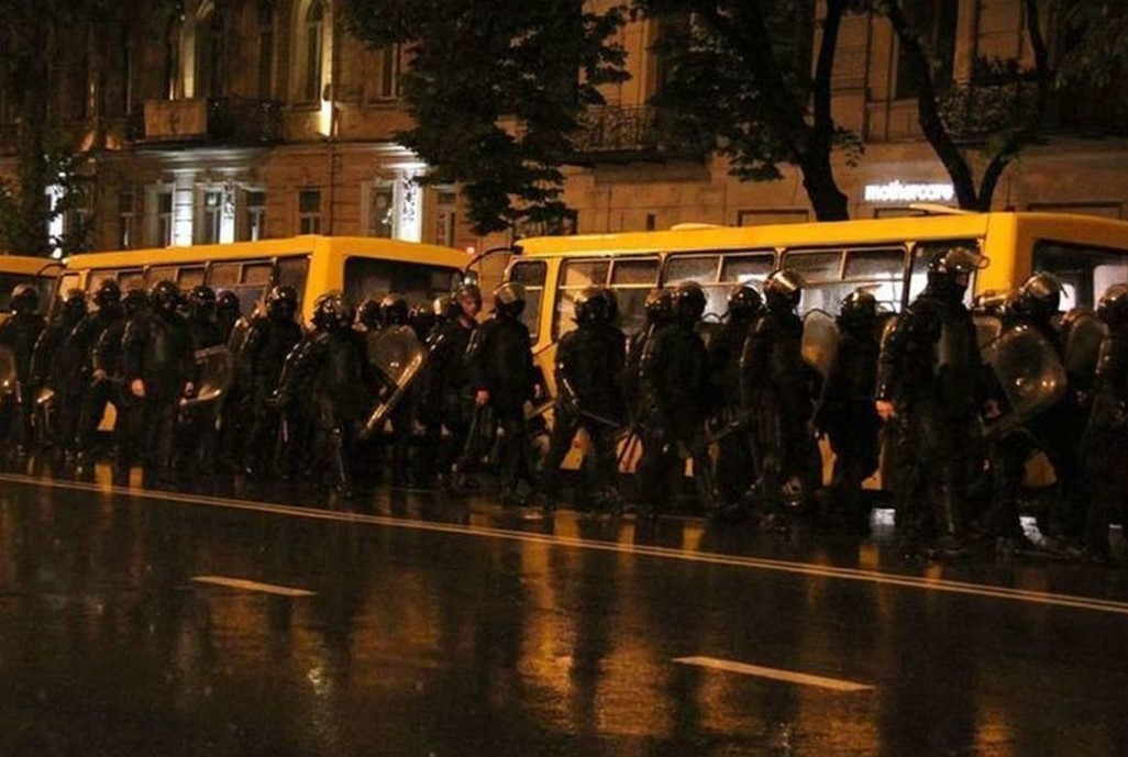 В Тбилиси начались столкновения протестующих с полицией