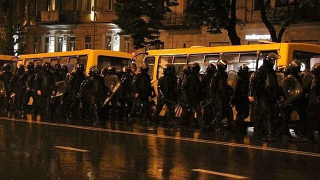 В Тбилиси начались столкновения протестующих с полицией