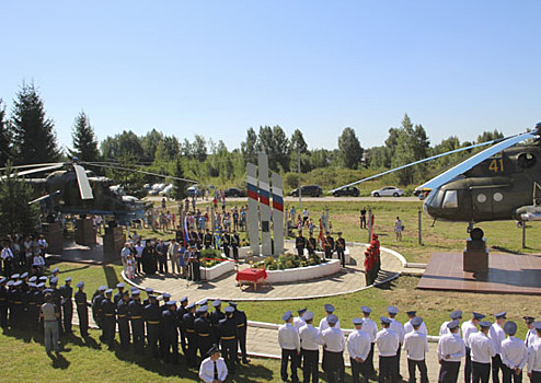 На авиабазе под Смоленском открыли мемориал погибшему в 1999 году экипажу вертолета Ми-24