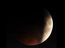 Обсерватория НГУ сделала таймлапс самого длительного лунного затмения XXI века