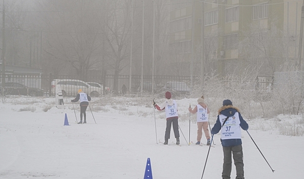 В Волгограде взрослые и дети соревновались в лыжных гонках