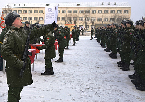 В воинских частях железнодорожных войск ВВО в Хабаровске 350 новобранцев приняли военную присягу