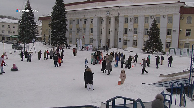 Забег снеговиков и керлинг чайниками: в Жигулевске прошел большой спортивный праздник