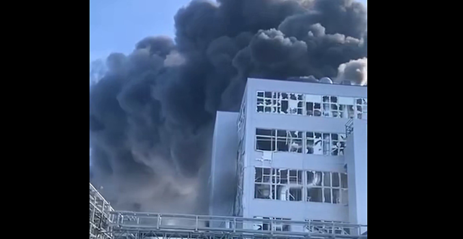 В Шахтах после взрыва полыхает полиэфирный завод «Авангард»