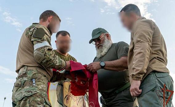 В Курской области росгвардейцам передали знамя и икону Георгия Победоносца