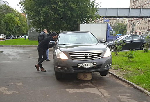 Россияне посочувствовали застрявшему на бетонной полусфере водителю авто