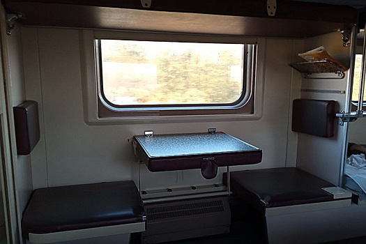 Россиянин ворвался с ножом в соседний вагон поезда и захватил женщину в купе