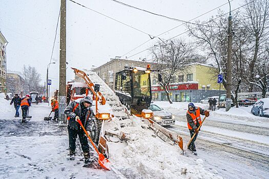 Коммунальные службы столицы продолжают ликвидировать последствия сильного снегопада