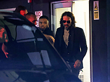 Британского актера и комика Рассела Брэнда обвинили в изнасилованиях