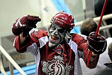 Хоккейный клуб из Риги запретил посещать матчи болельщику в маске ведьмака