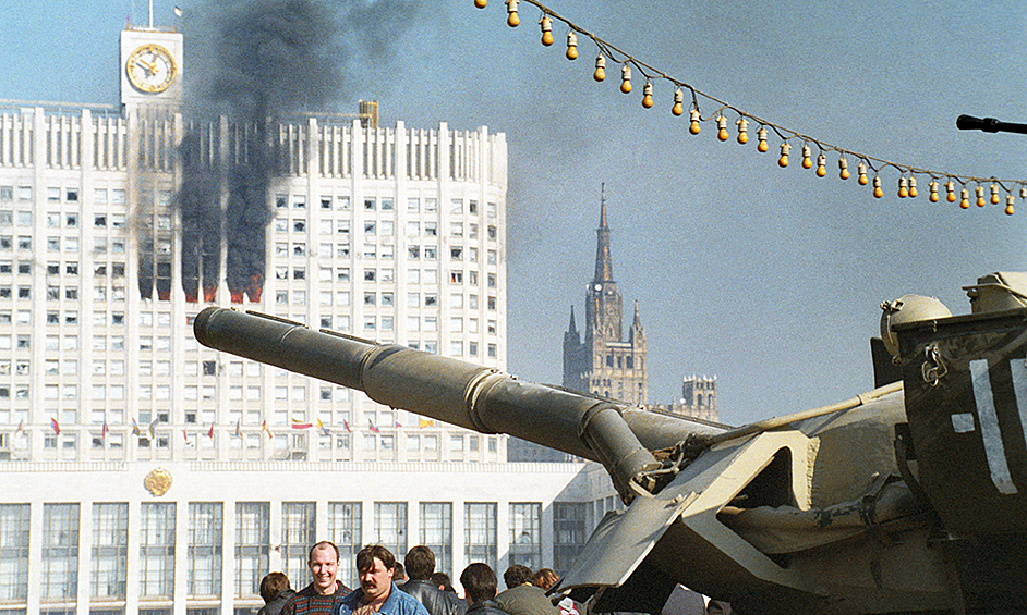 Кульминацией конфликта стали вооруженные столкновения между верными Ельцину войсками и его противниками в Москве, завершившиеся расстрелом Белого дома.  Во время событий сентября - октября 1993 года в погибли 158 человек, 793 были ранены или пострадали.