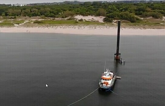 В Балтийске начали убирать затонувшую у пляжа морскую платформу