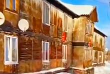 Обрушение балкона жилого дома в российском городе попало на видео