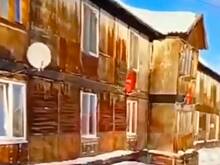 Обрушение балкона жилого дома в российском городе попало на видео