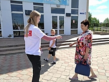 В День России омичам раздали 10 тысяч лент в цветах триколора