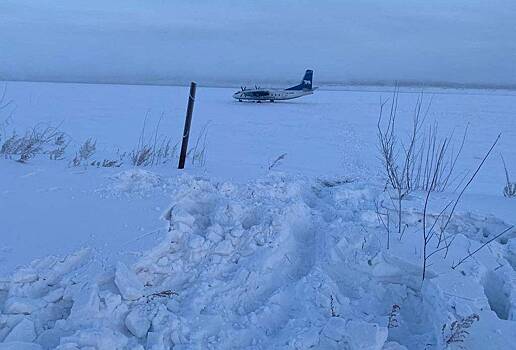 Заслуженный пилот высказался о посадке самолета на замерзшую реку в России
