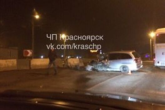 Nissan влетел в бетонную стену на Северном шоссе в Красноярске