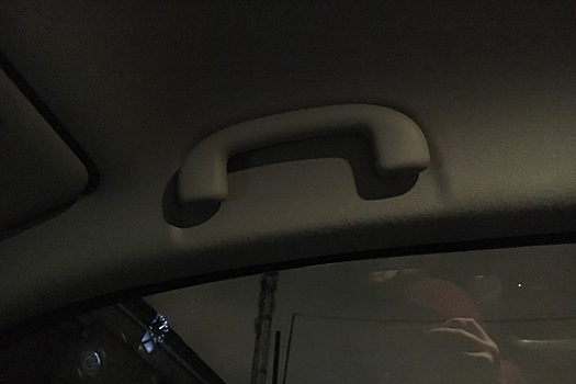 Для чего предназначена верхняя боковая ручка в машинах?