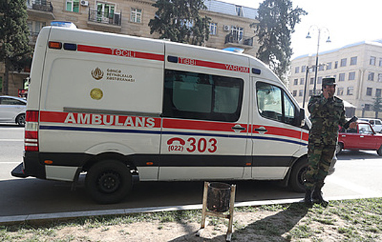 В Азербайджане автобус с пассажирами упал в овраг