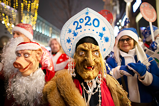 Пенис и черви: странные новогодние украшения в России