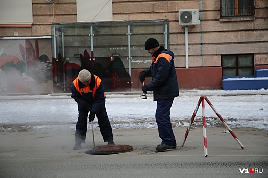 «Заявок не было»: в центре Волгограда коммунальщики ищут протечку в новой теплотрассе