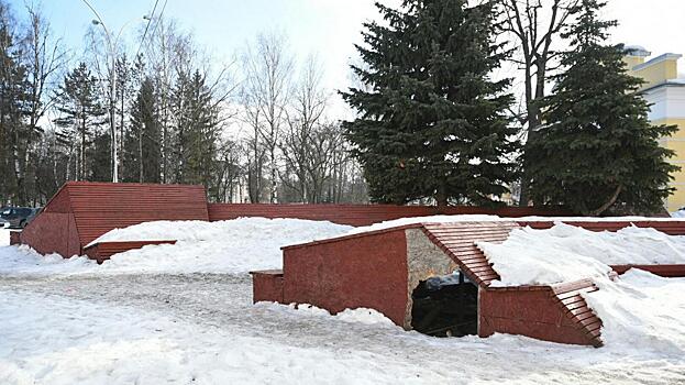 Треугольный сад с деревянными скамейками может переехать с ул. Ленина