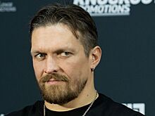 Усик показал фото с Макгрегором, Биволом, Майком Тайсоном и другими легендами бокса