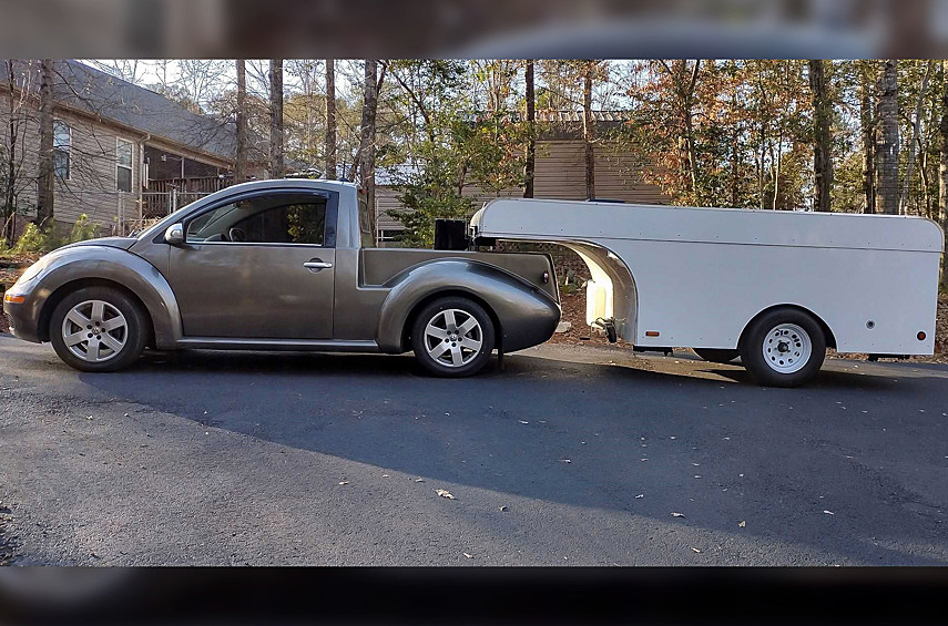 Volkswagen Beetle. Та же компания Smyth Performance из города Род-Айленд превратила хэтчбек 2006 года выпуска с 1,9-литровым дизелем и механикой в ют. Однако его хозяину Полу Маккормику этого показалось мало, и он сделал из «Жука» кемпер, изготовив двухколёсный прицеп