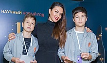 Стройная Такшина пришла на научное шоу с подросшими сыновьями, а экс-муж Климовой с женой и красавицей-дочкой