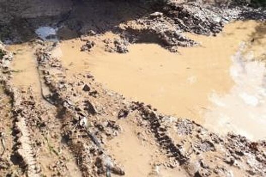 В Дзержинском районе в луже чуть не утонули три автомобиля