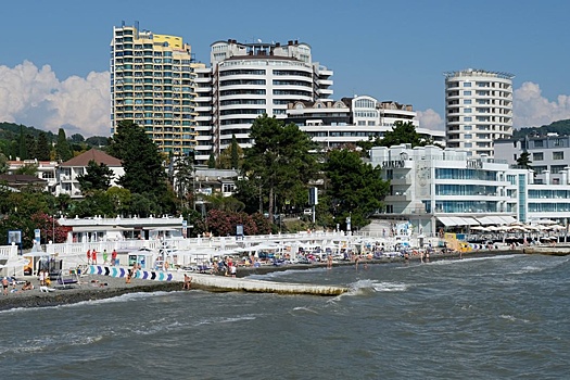 В Сочи из-за аномального тепла туристы продолжают купаться в море