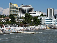 В Сочи из-за аномального тепла туристы продолжают купаться в море