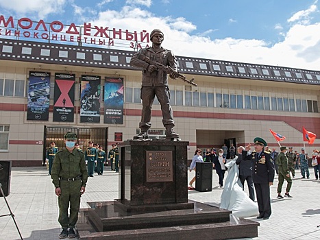 В Оренбуржье установили памятник Герою России Константину Ситкину