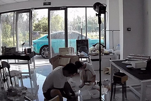 "Сбежавшая электричка": Xiaomi SU7 сам завелся и уехал на глазах владельца