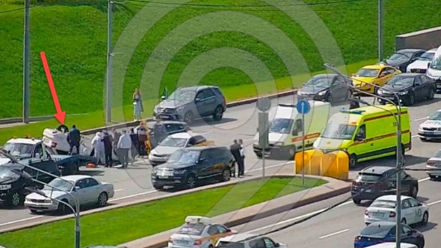 Автомобиль перевернулся в результате крупного ДТП на Кутузовском проспекте