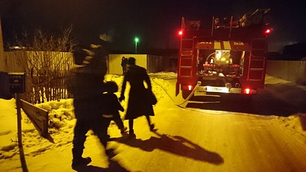 В Ишиме инспекторы ДПС спасли семью с детьми во время пожара