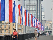Москву нарядили в бело-сине-красные цвета в честь Дня флага