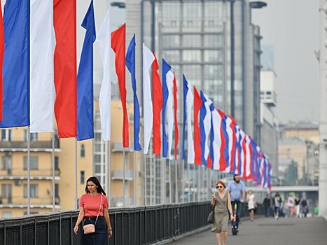 Москву нарядили в бело-сине-красные цвета в честь Дня флага